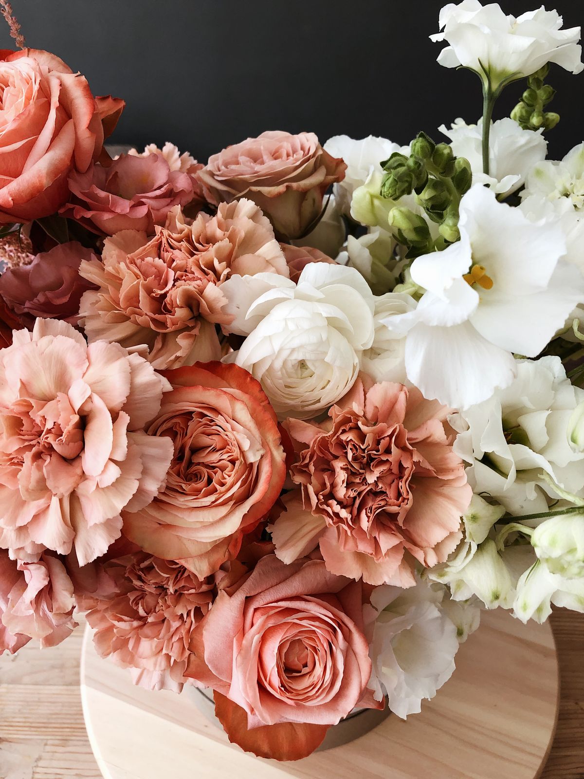 Florist arranging seasonal flowers at Solros Ateljé in Malmö